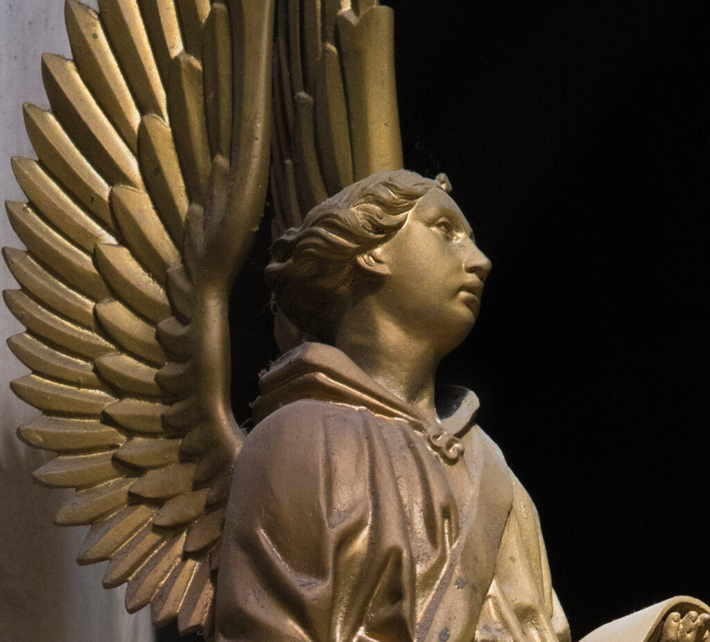Neogotische engel (Maria-Magdalenakerk Brugge)
